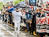 珍．伊斯蓋特、弗雷德．薛恩牧師，以及阿爾佛雷德．強森牧師，協同來自南非的德斯蒙德．屠圖主教