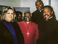 Jan Eastgate, el reverendo Fred Shaw y el reverendo Alfreddie Johnson con el Obispo Desmond Tutu en Sudáfrica