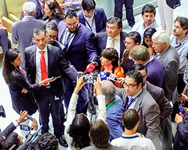 Прокурор Техаса Энди Викери принимает награду ГКПЧ в области прав человека.